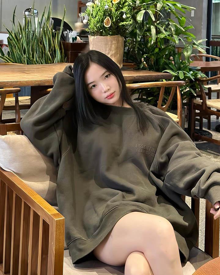 Cindy in oversized sweater