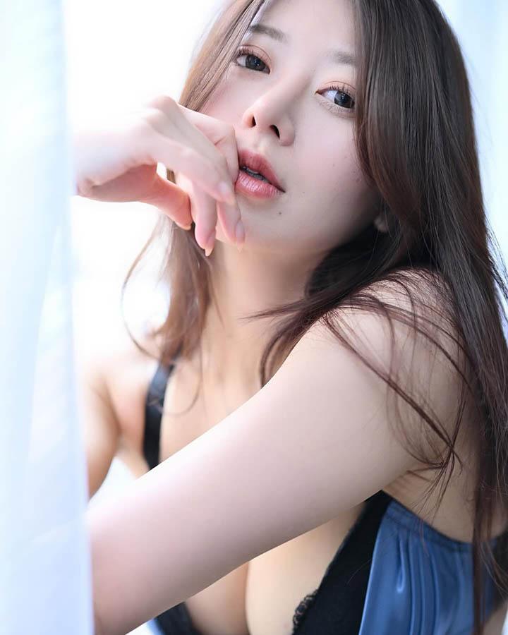 Iyo Shinohara in elegant and seductive outfits