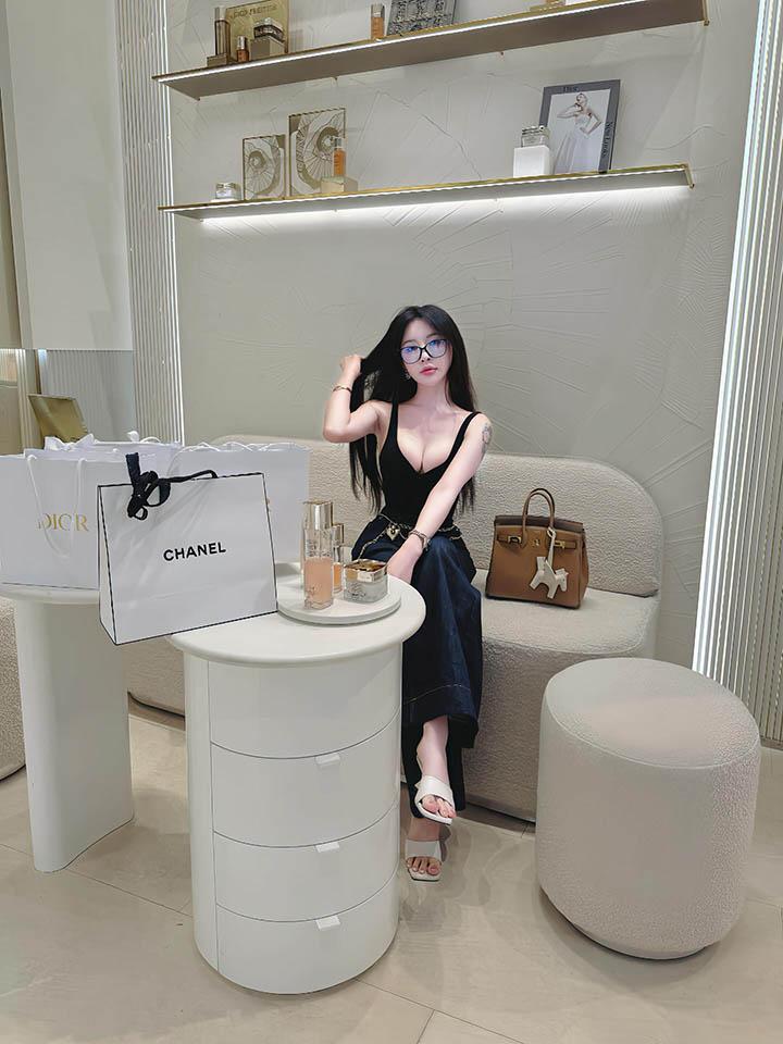 Nguyen Quynh Anh with natural makeup and confident look