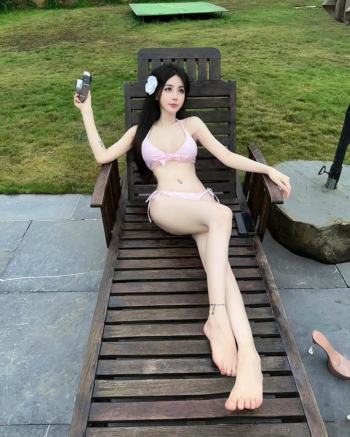 Nguyen Quynh Anh in a stylish travel outfit