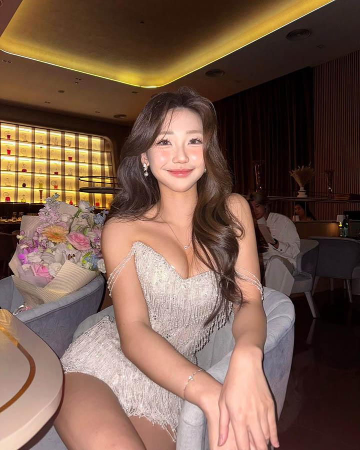 Ellen showing off her toned waist