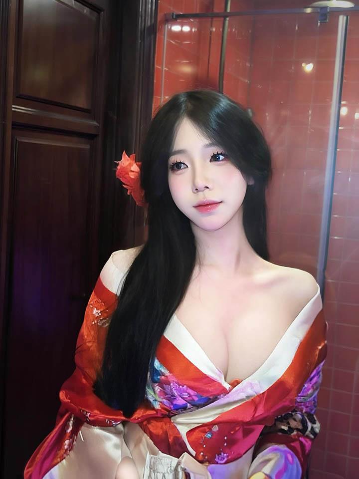 Ling in elegant traditional costume