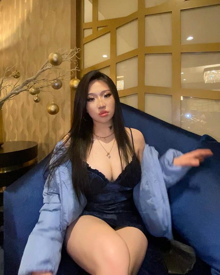 Nina Lin flaunting her style