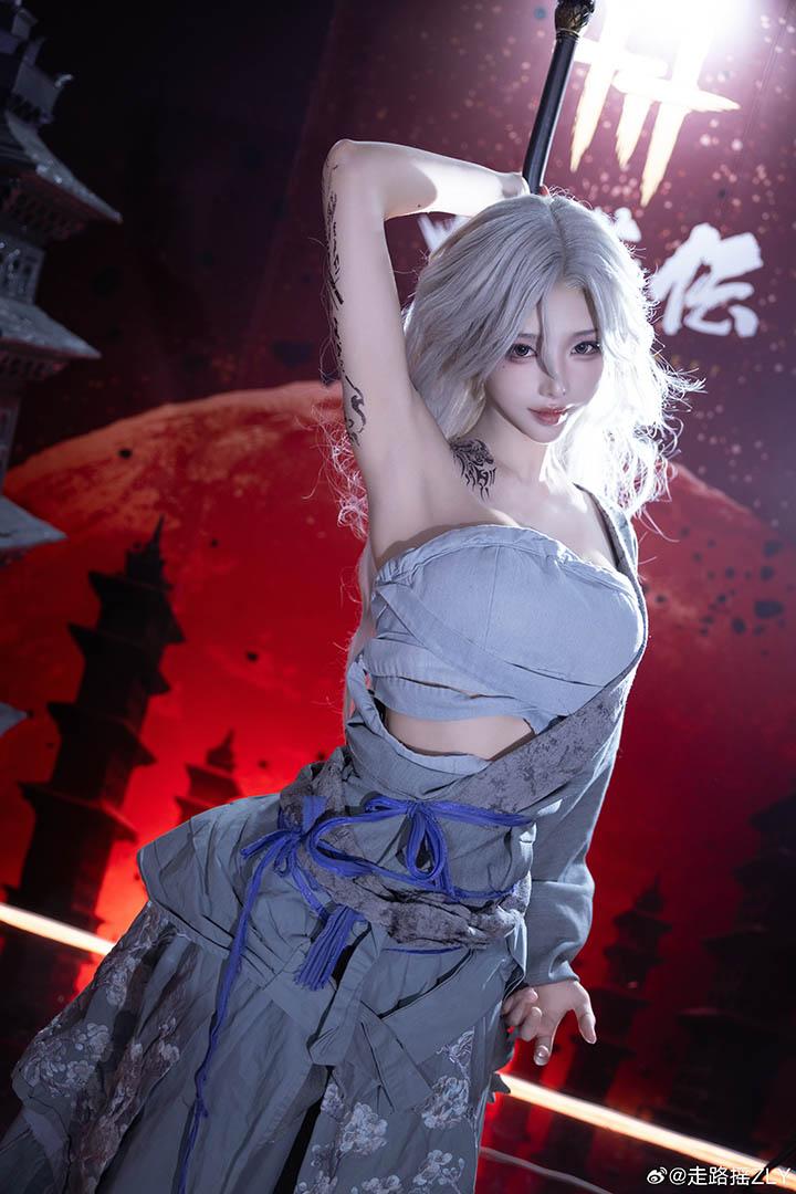 Cosplayer Wows Fans as Where Winds Meet’s Fierce Female Boss 4 ZLY cosplay with white hair and tattoos