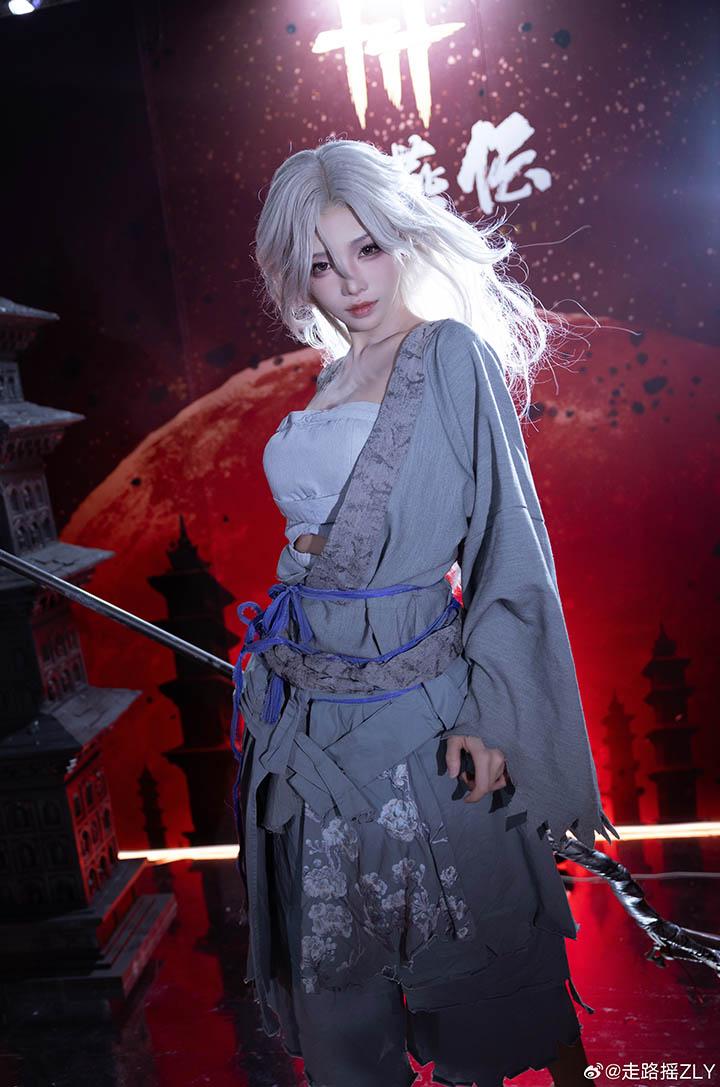 Cosplayer Wows Fans as Where Winds Meet’s Fierce Female Boss 5 ZLY in battle pose cosplay