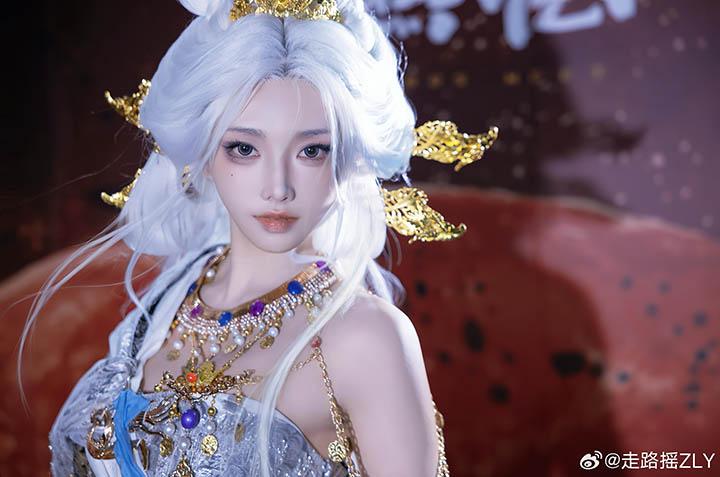 Cosplayer Wows Fans as Where Winds Meet’s Fierce Female Boss 8 ZLY sword dance cosplay