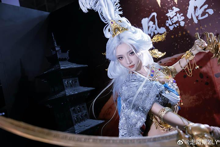 Cosplayer Wows Fans as Where Winds Meet’s Fierce Female Boss 10 ZLY powerful cosplay stance