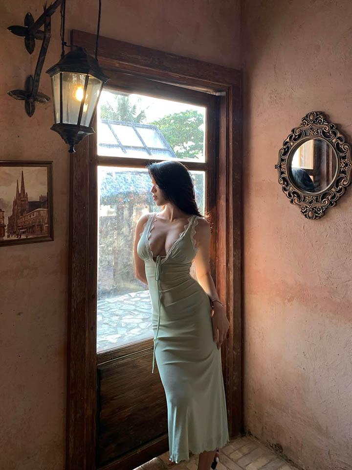 Diệp Phương Linh bathed in golden sunlight