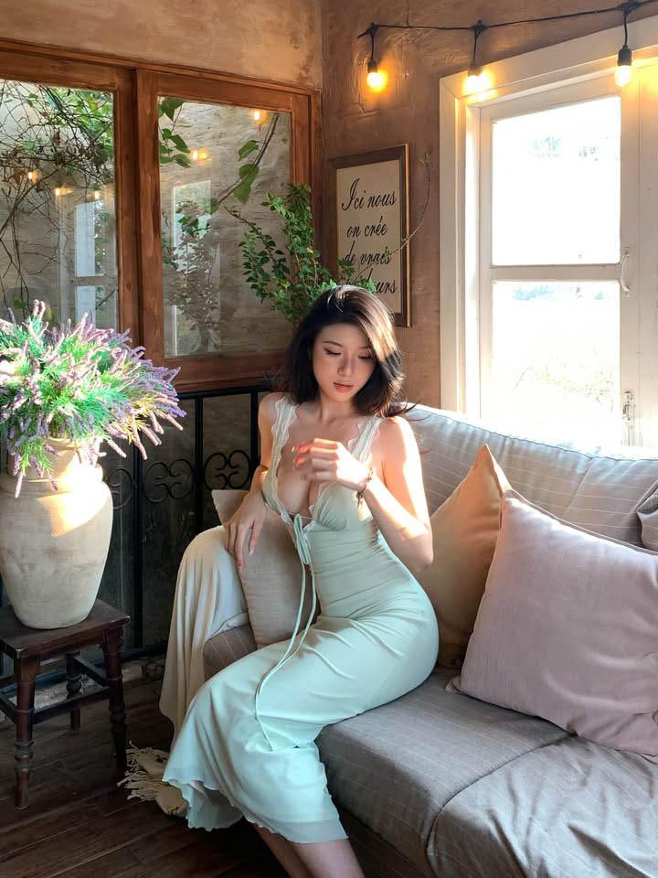 Diệp Phương Linh’s elegant pose