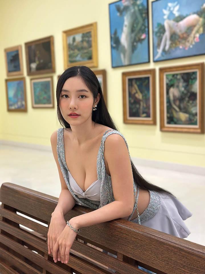 Tinna’s Stunning Looks Distract Fans from Chinese Lessons 4 Tinna showing off her figure