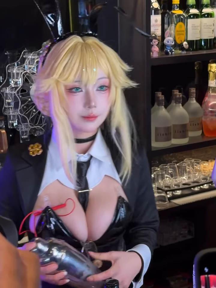 Xiuxiumao shaking cocktails