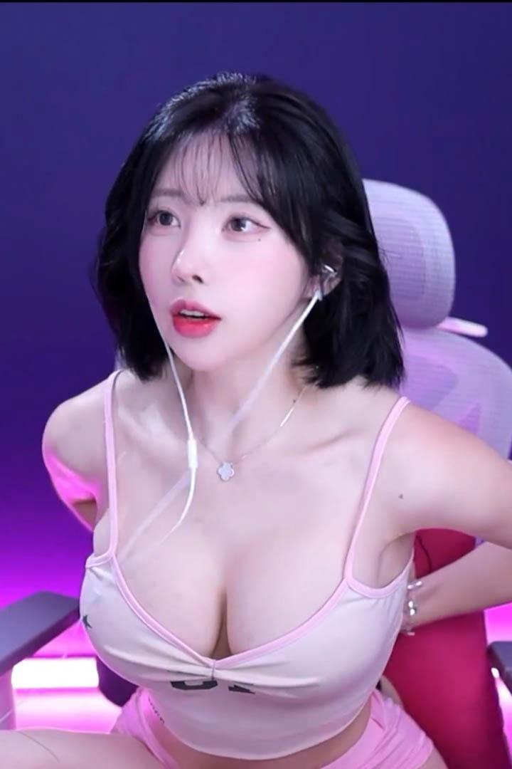 Kim Woo-yu adjusting her hair during livestream
