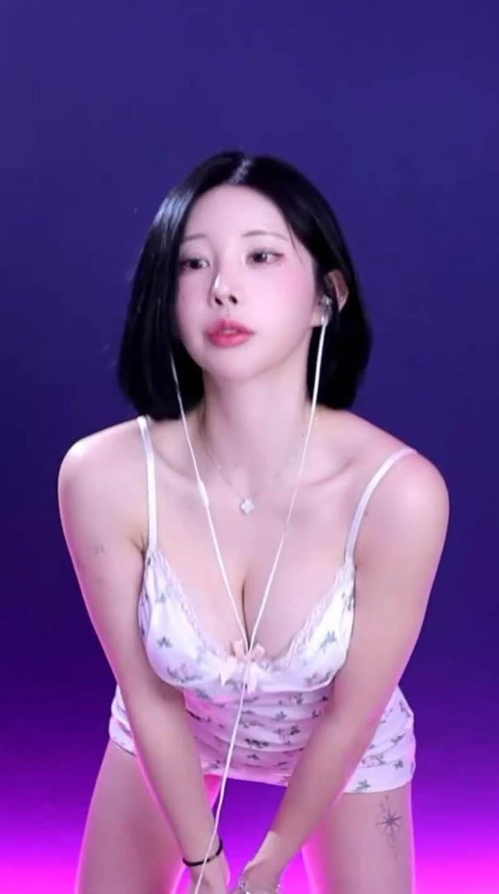 Kim Woo-yu looking at the camera during a stream