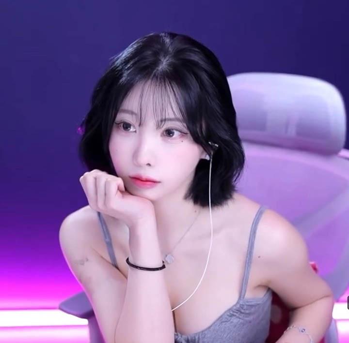 Kim Woo-yu in a casual outfit