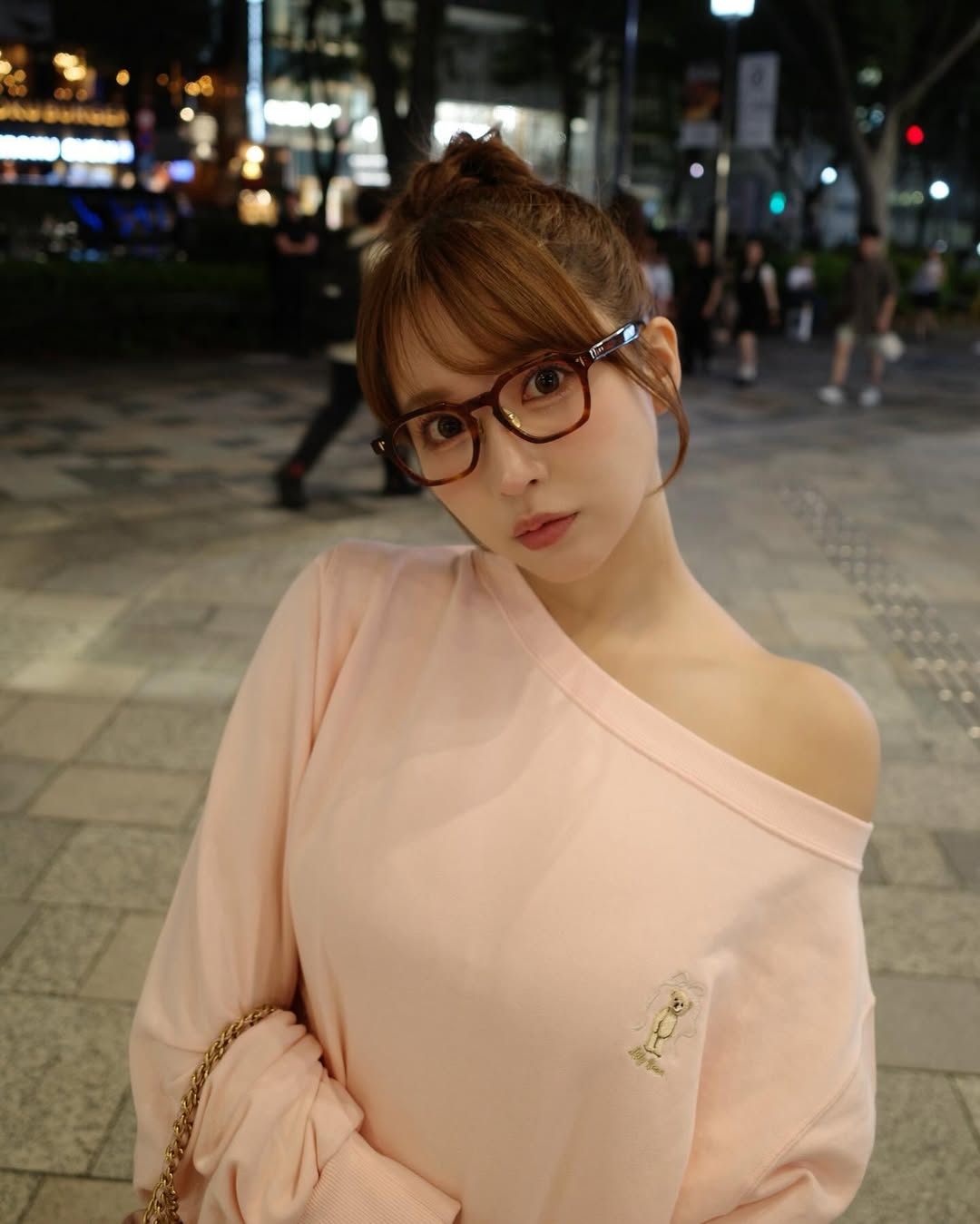 Yua Mikami smiling at fans