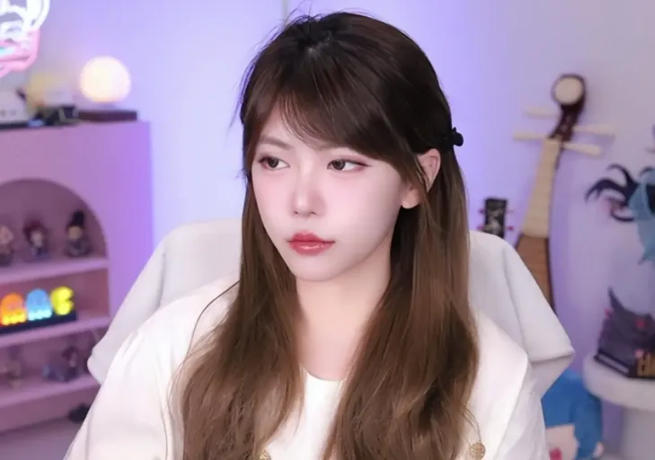 Streamer Chu Shuyi on live