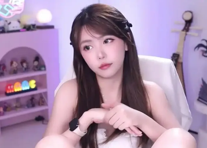 Chu Shuyi performing on stream