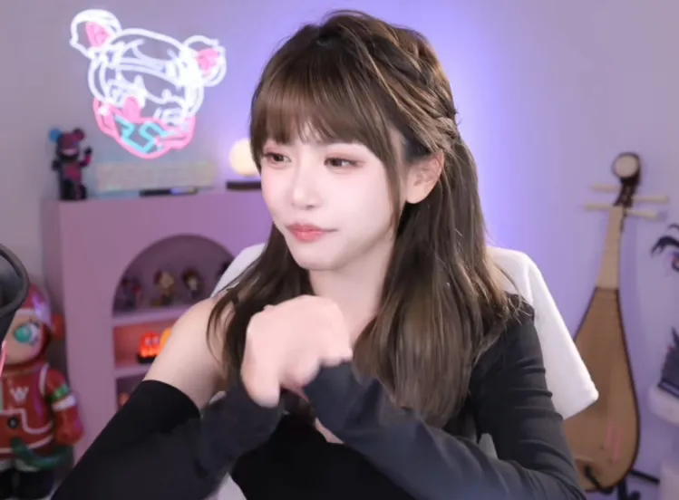 Chu Shuyi crawling on live