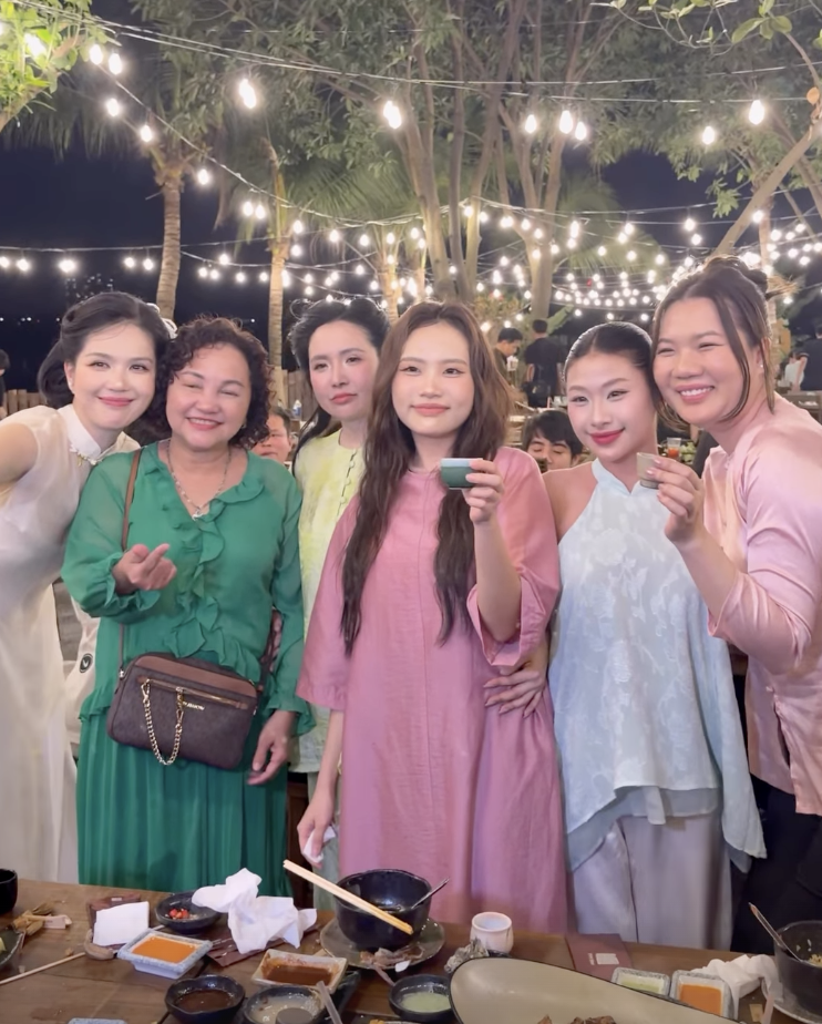Louis Phạm cheers with Vietnamese stars - Photo 8. Louis Phạm cheers with Vietnamese stars - Photo 8.