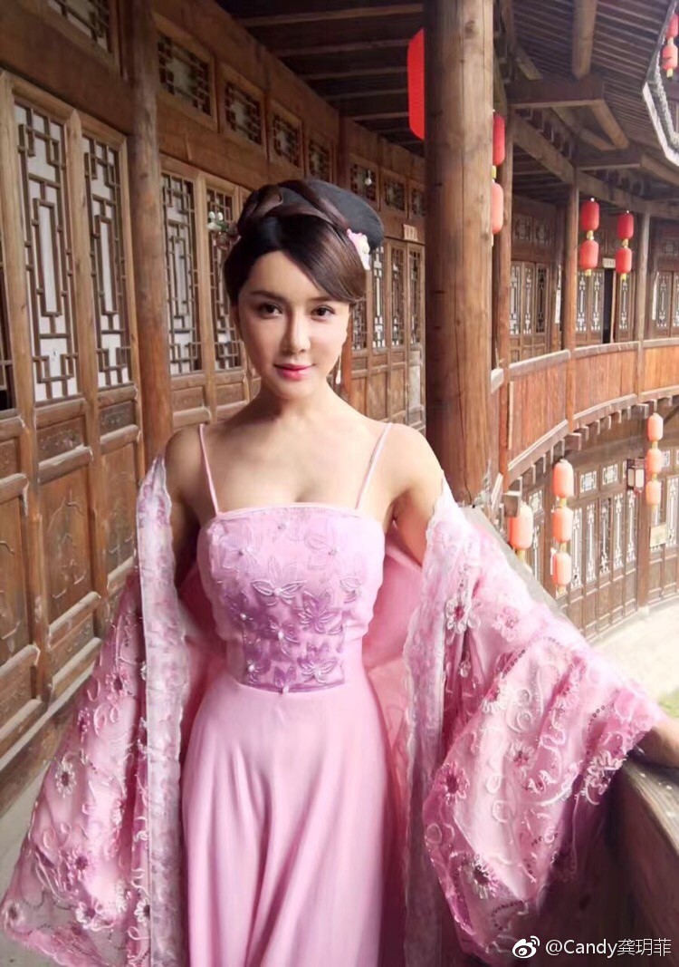 Cung Nguyệt Phi’s Bold Roles and Unusual Love Life 2 Cung Nguyệt Phi revealing outfit in New Jin Ping Mei