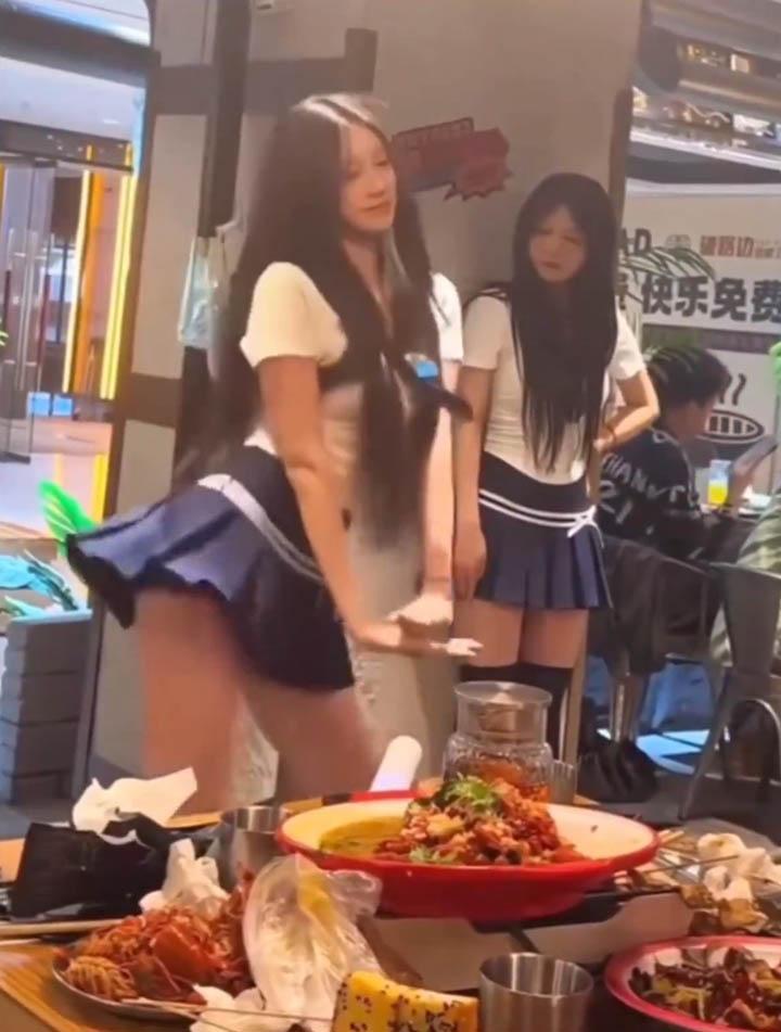 Hotpot restaurant dancers in action