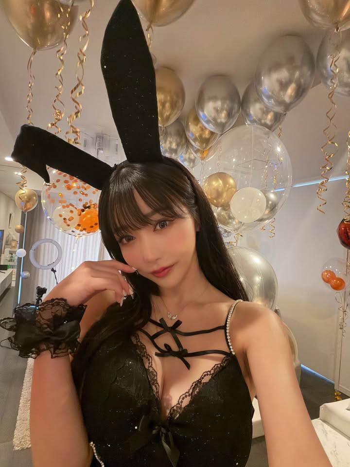 Akari Ohno posing with Dior accessories