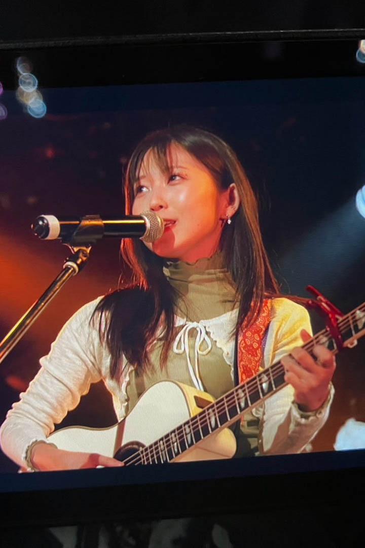 Nanase Tazune performing on street