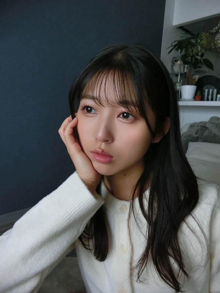 Nanase Tazune posing