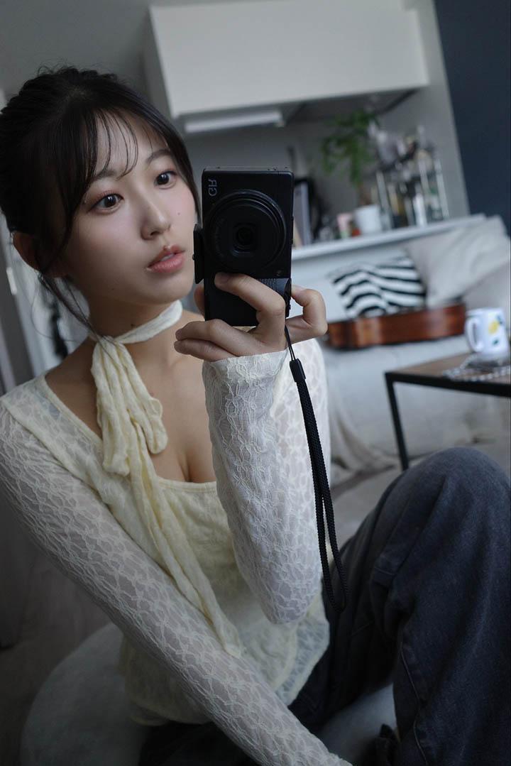 Nanase Tazune smiling in studio