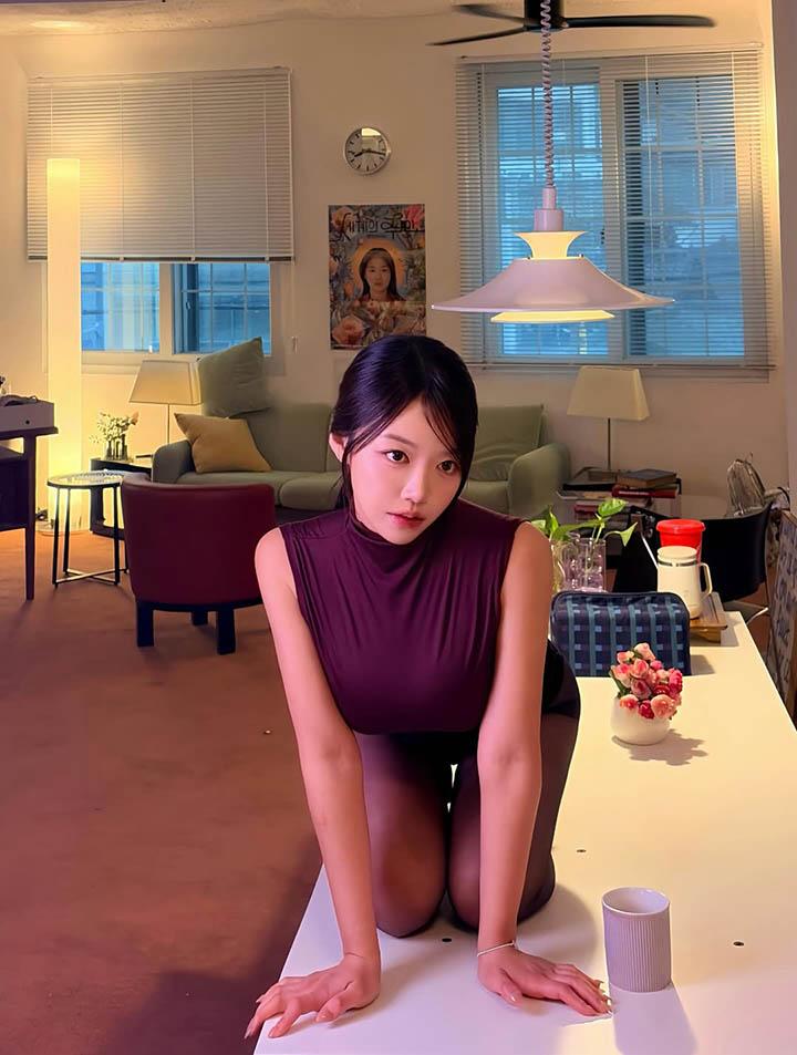 RiRi’s Office Look Becomes Korea’s Most Wanted Photo Set 8 RiRi elegant office pose