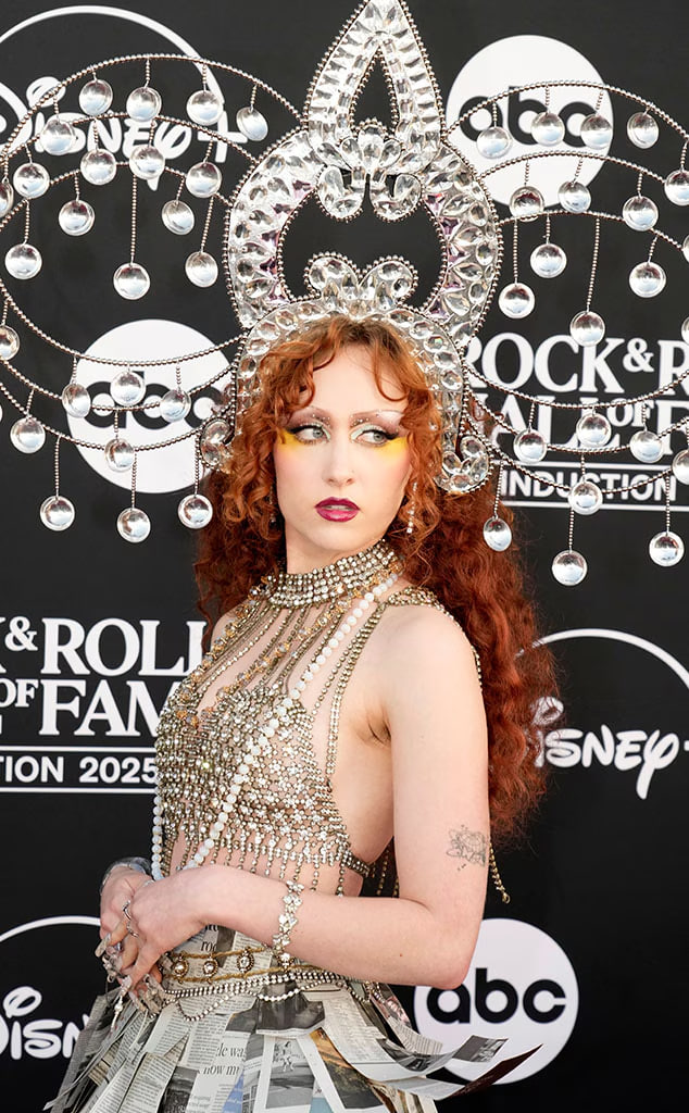 Grammy red carpet features a shockingly revealing dress, worst part is the over-the-top chest coverage - Image 7.