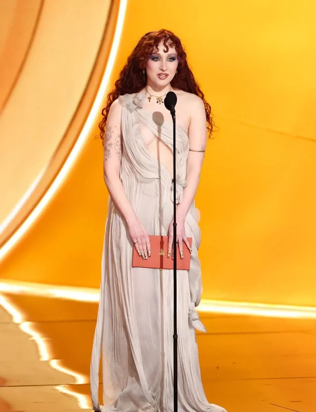 Grammy red carpet features a shockingly revealing dress, worst part is the over-the-top chest coverage - Image 5.