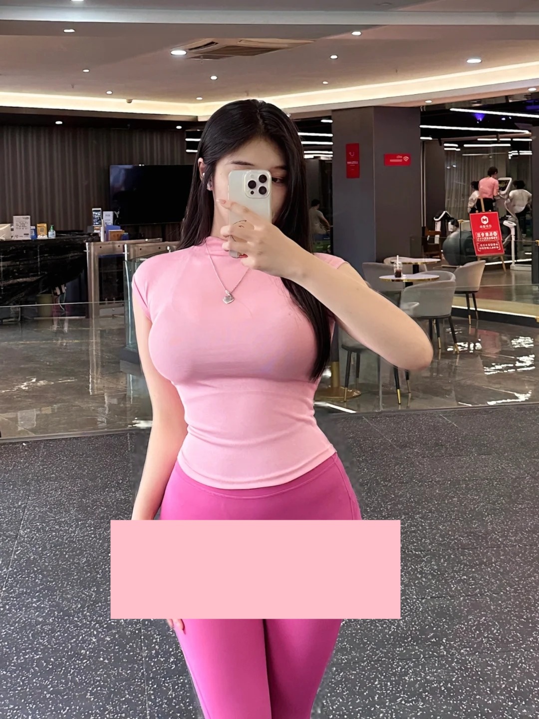 A female gym-goer’s moment that made viewers blush (Illustration)