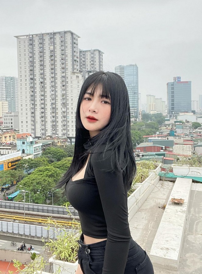 How Quỳnh Alee Handles Online Hate and Toxicity 1 Quỳnh Alee posing confidently