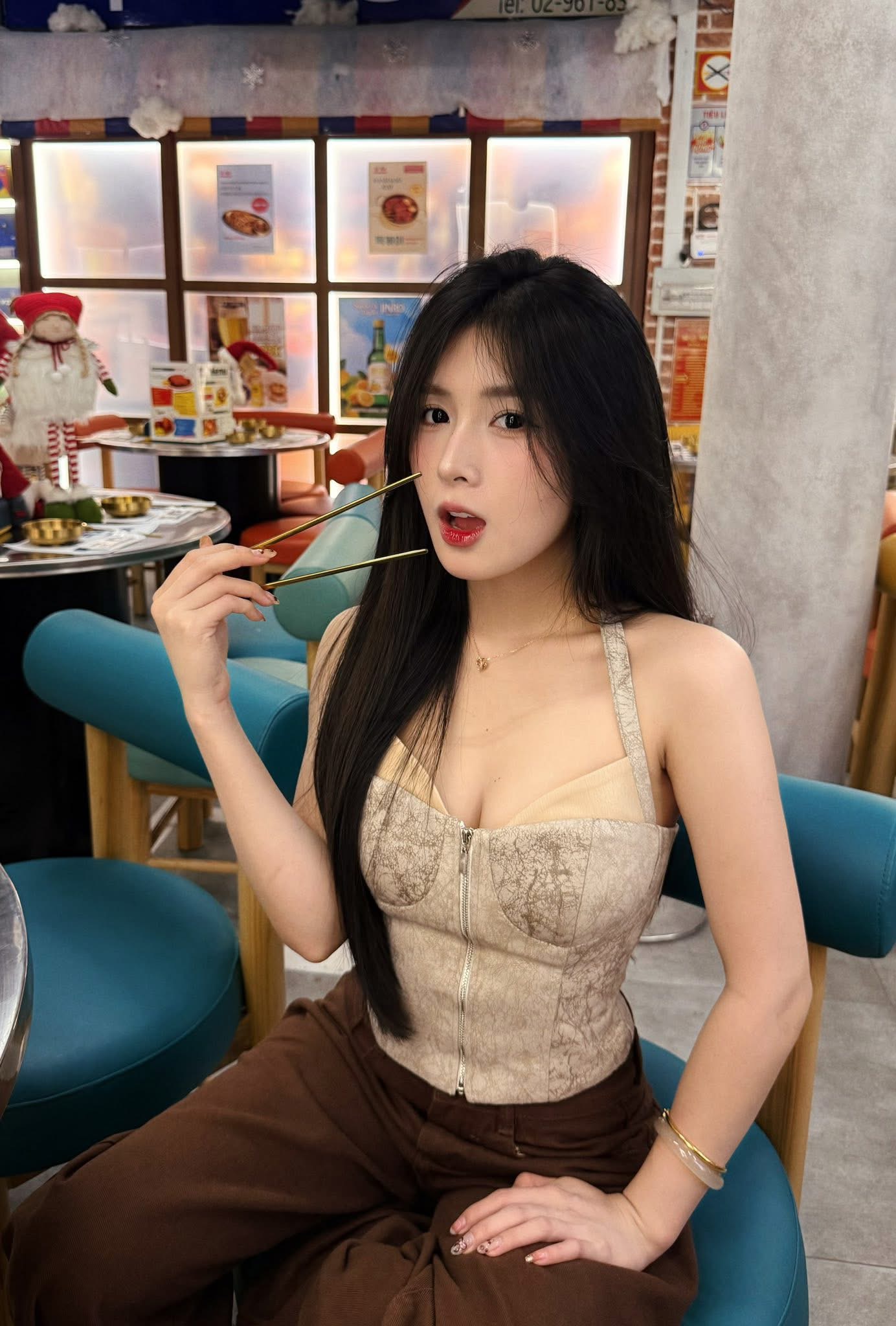 How Quỳnh Alee Handles Online Hate and Toxicity 8 Quỳnh Alee smiling