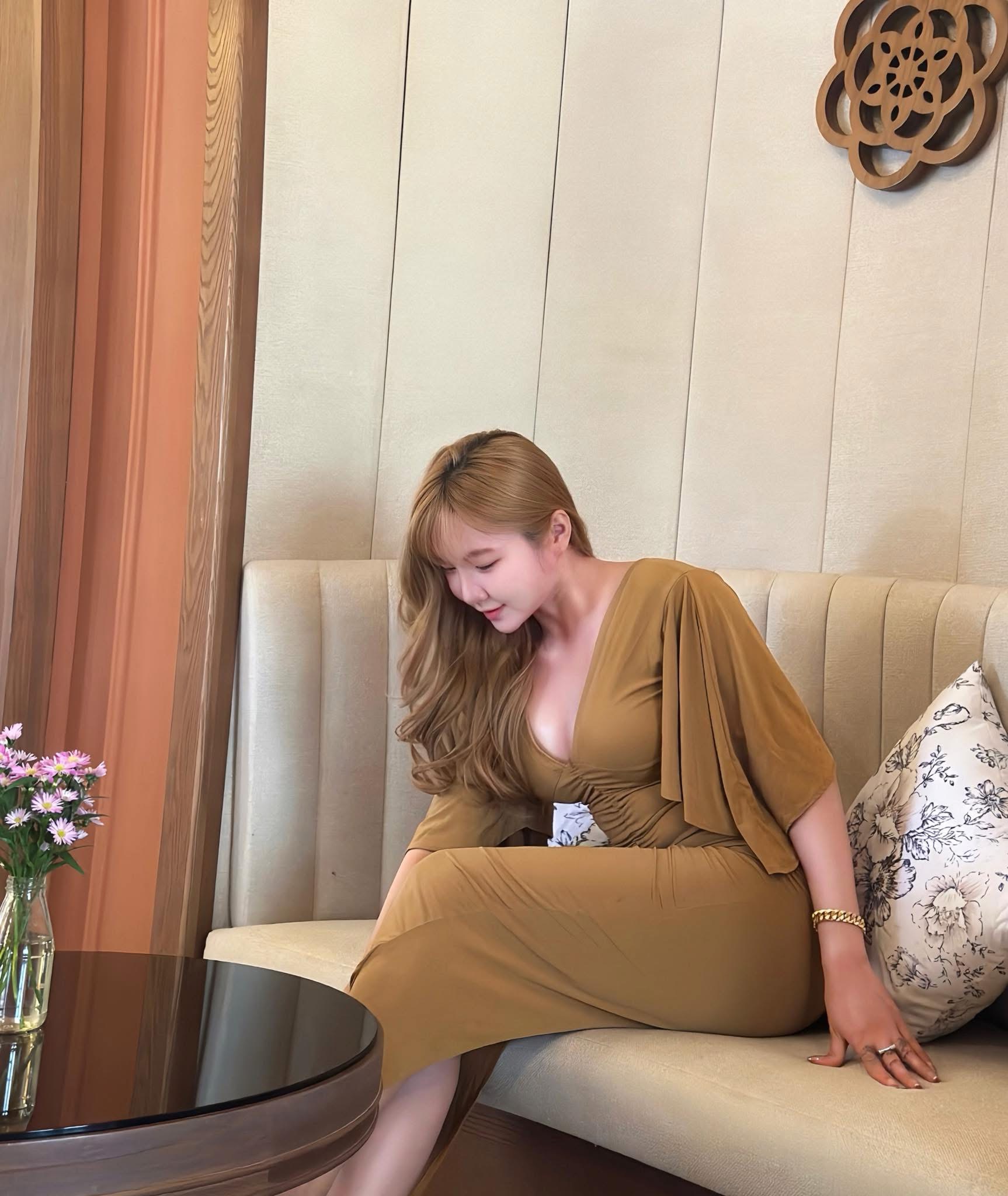 Như Hexi confident pose