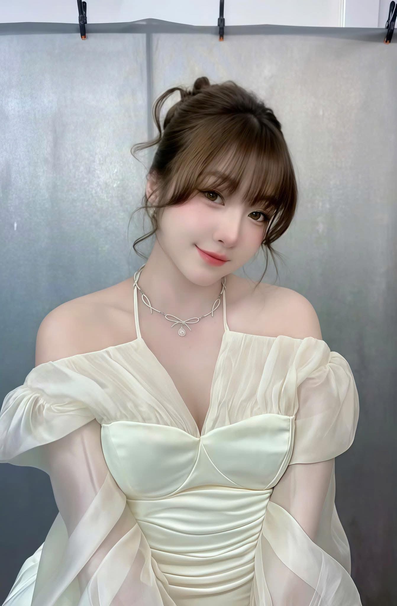 Như Hexi mature look