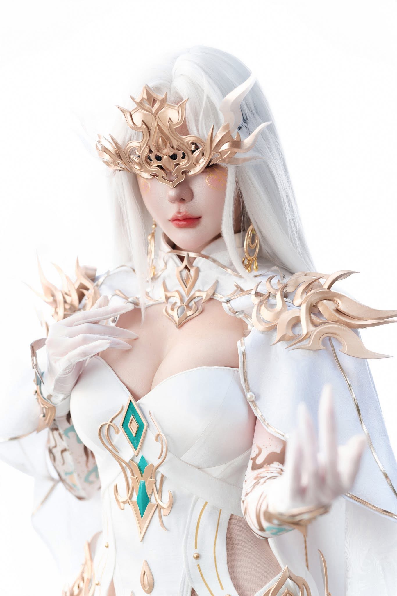 Cosplayer Thiên Thy Wows Fans with Stunning Tru Tiên Look 6 Thiên Thy's captivating cosplay expression