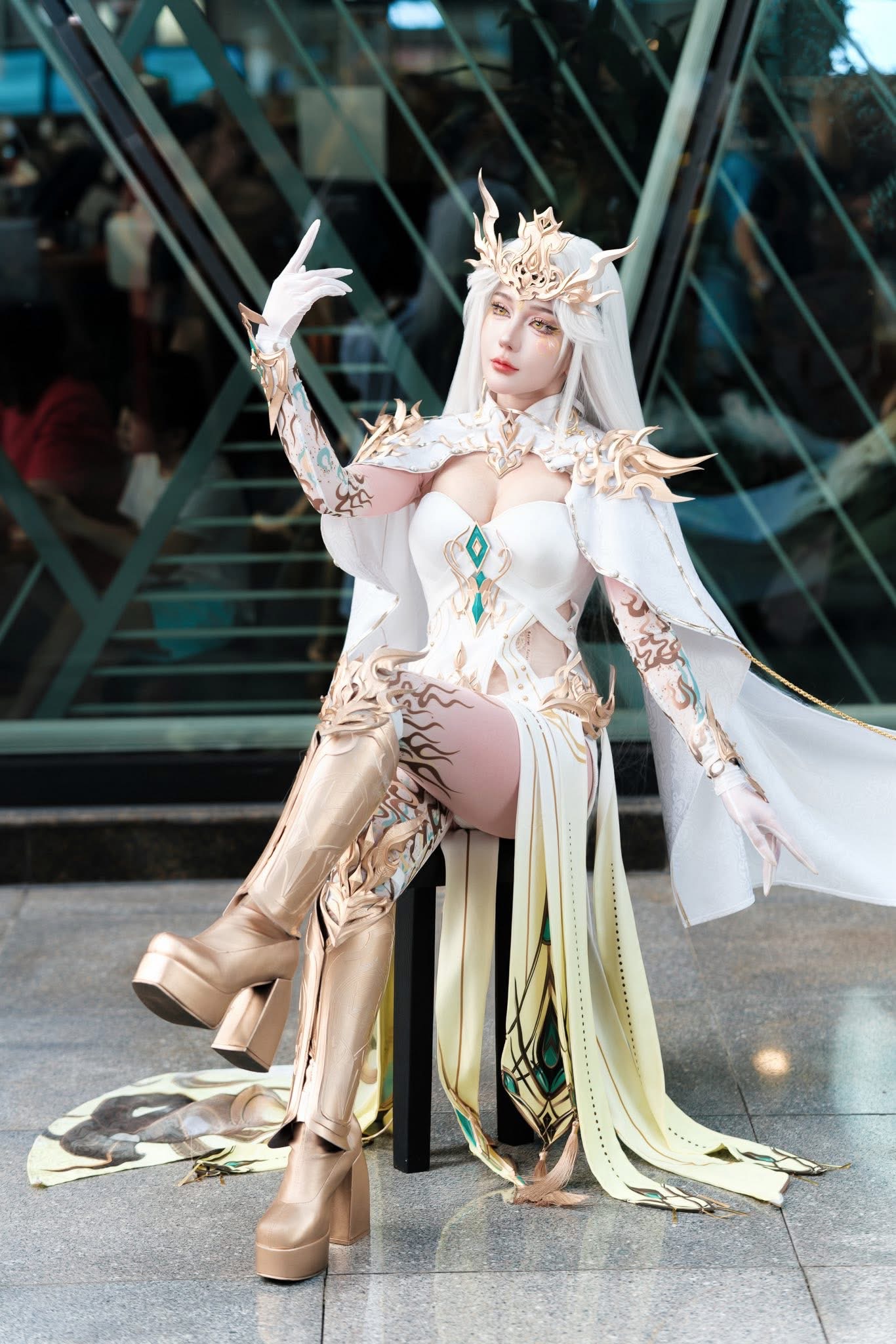 Cosplayer Thiên Thy Wows Fans with Stunning Tru Tiên Look 3 Close-up of Thiên Thy's cosplay details