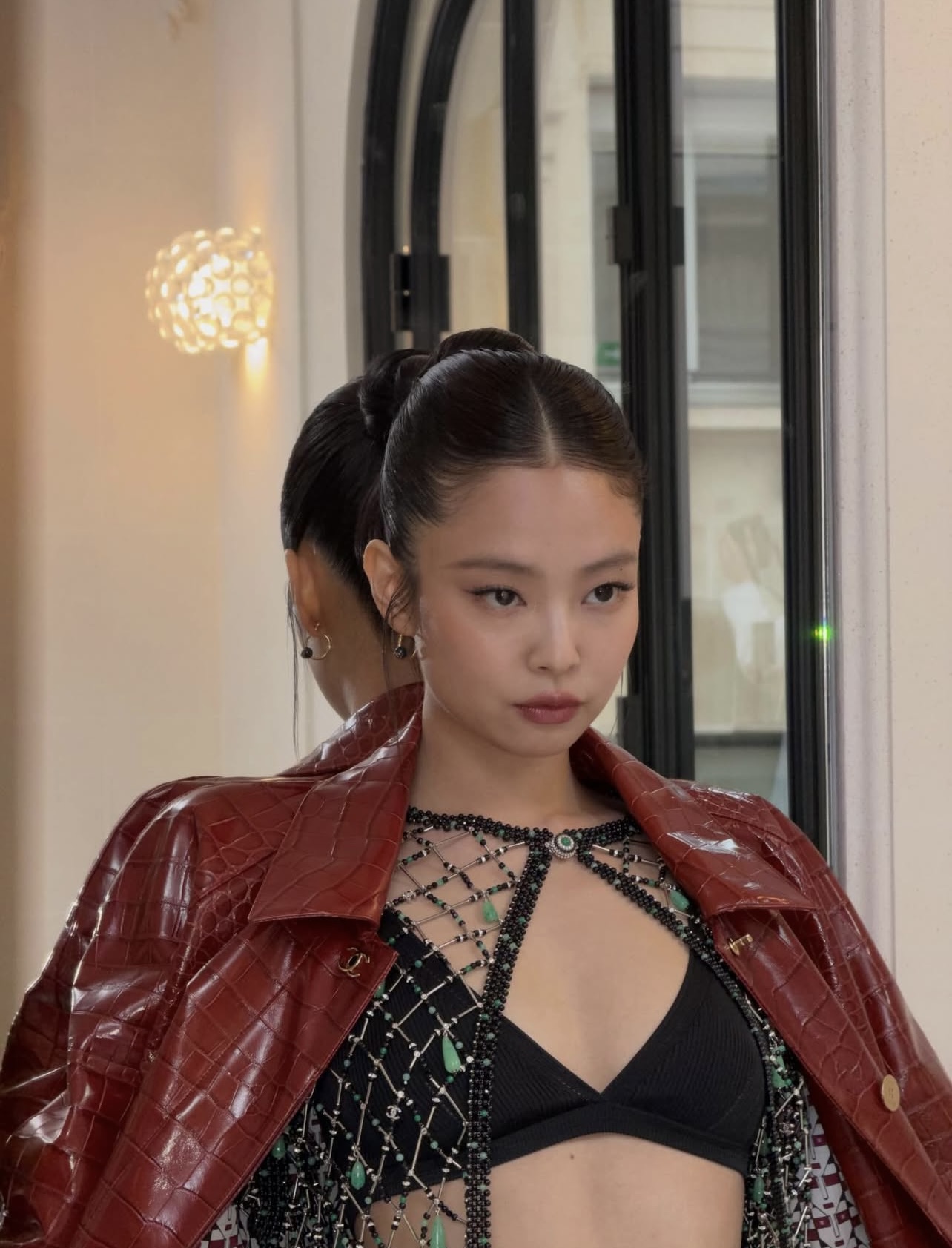 Jennie looking stunning with her moderate bust at a recent Chanel show. (Photo: Instagram)