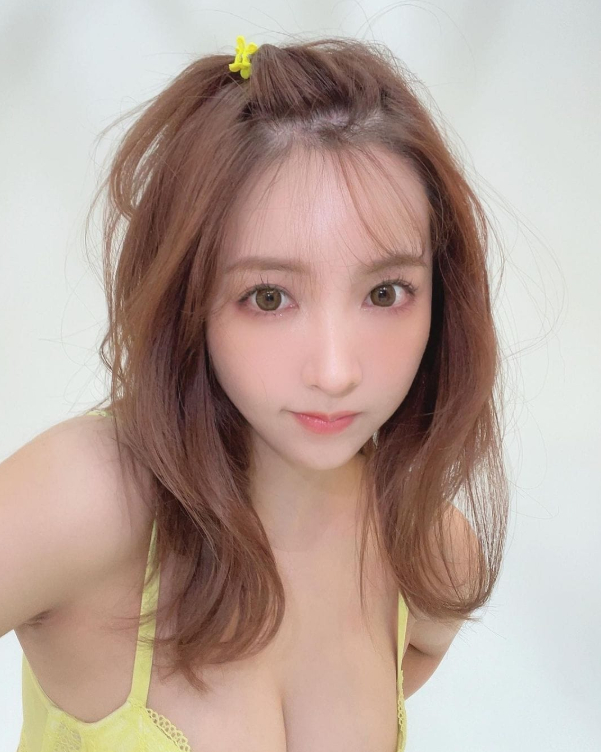 Yua Mikami Faces Backlash Over Past After Luxury Bag Unboxing 2 Yua Mikami unboxing