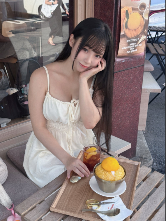 Qing Er in stylish outfit