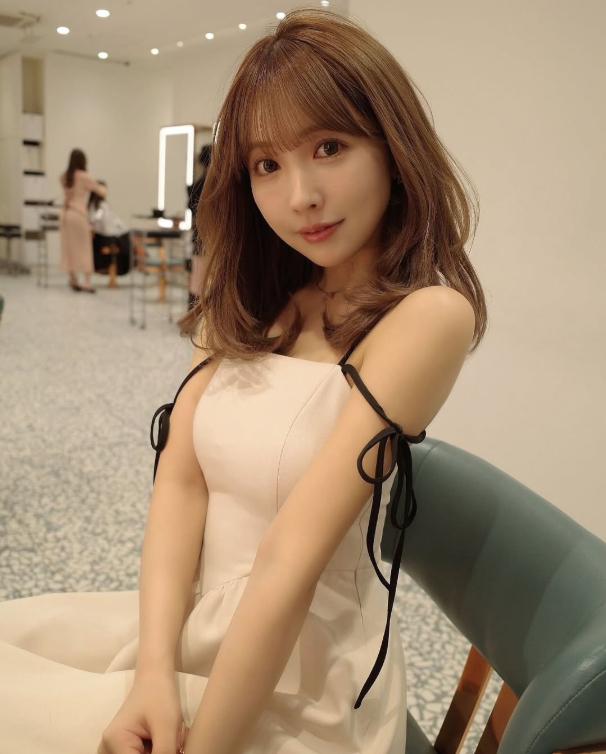 Yua Mikami’s New Bikini Pics Rack Up Tens of Thousands of Likes 2 Yua Mikami showing off her toned figure