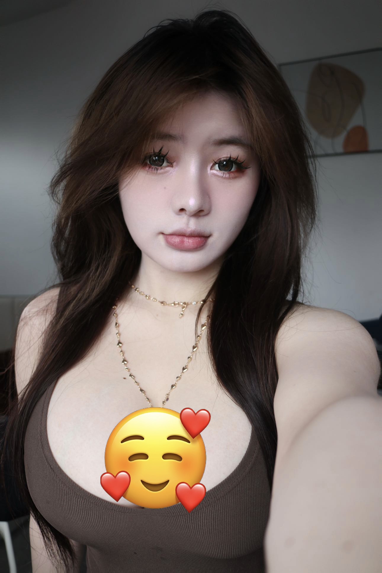 Linh Tít posing confidently