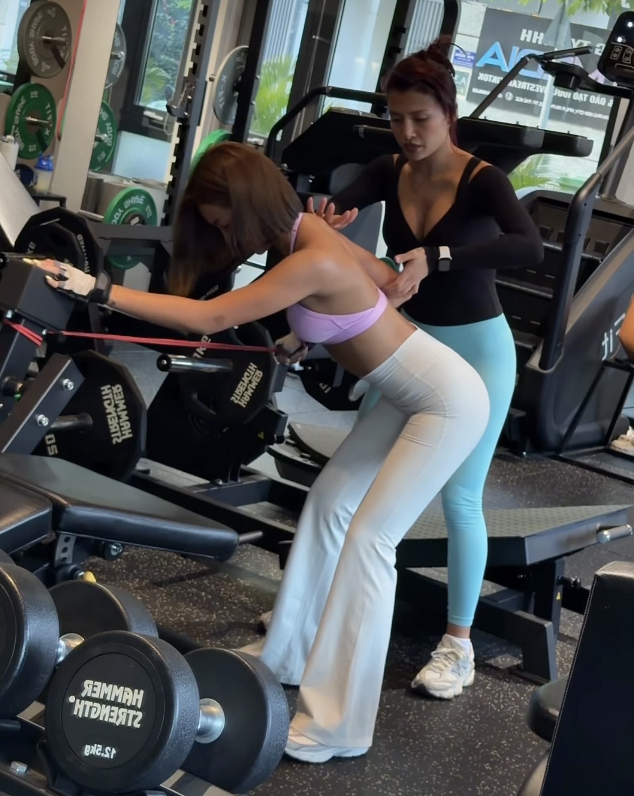 Khánh Huyền 2k4 showing off her curves