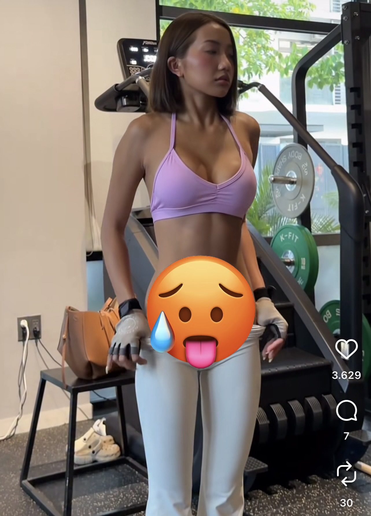 Khánh Huyền 2k4 showing off her slim waist in a tight outfit