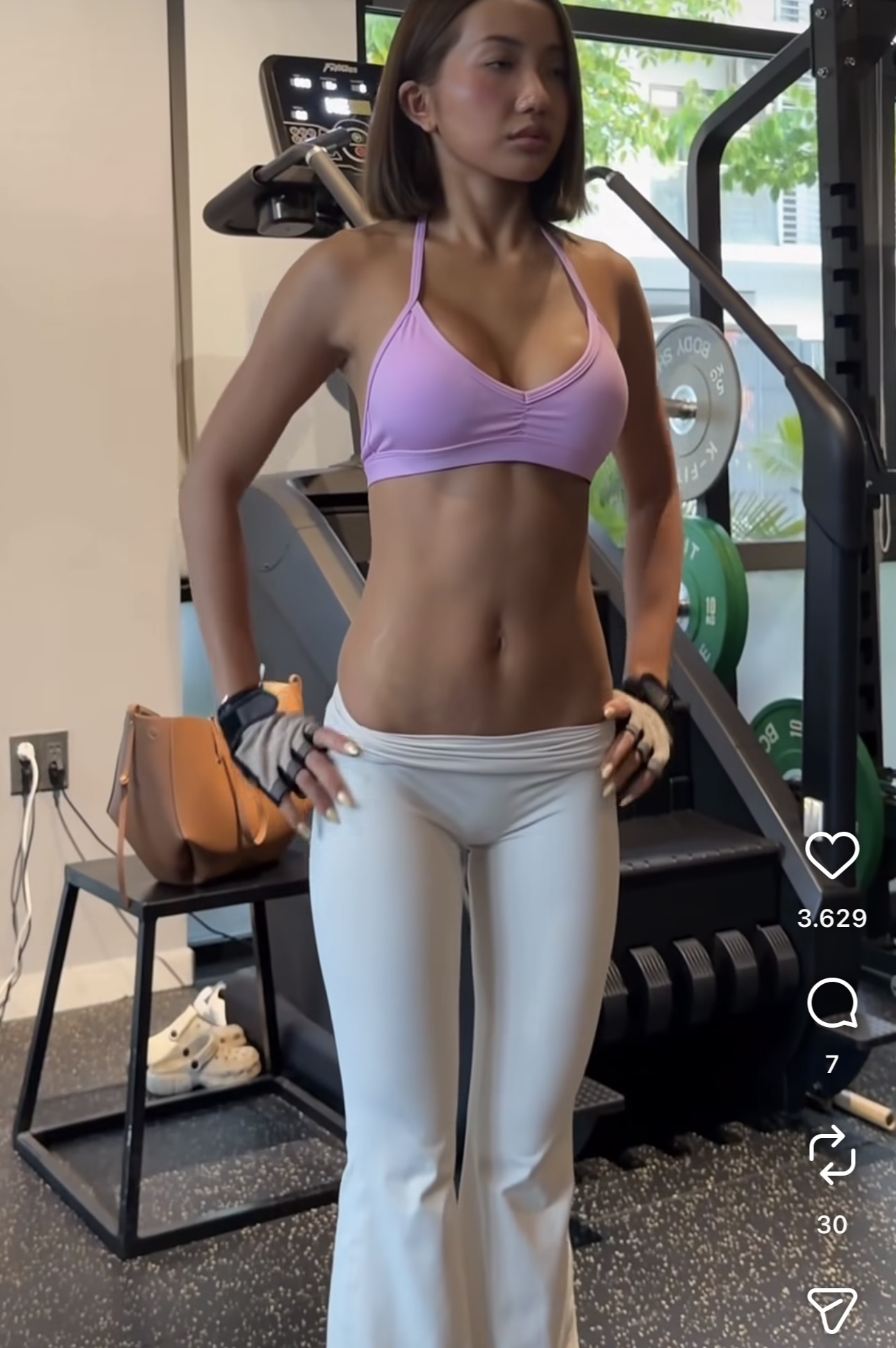 Khánh Huyền 2k4 posing in stylish outfit