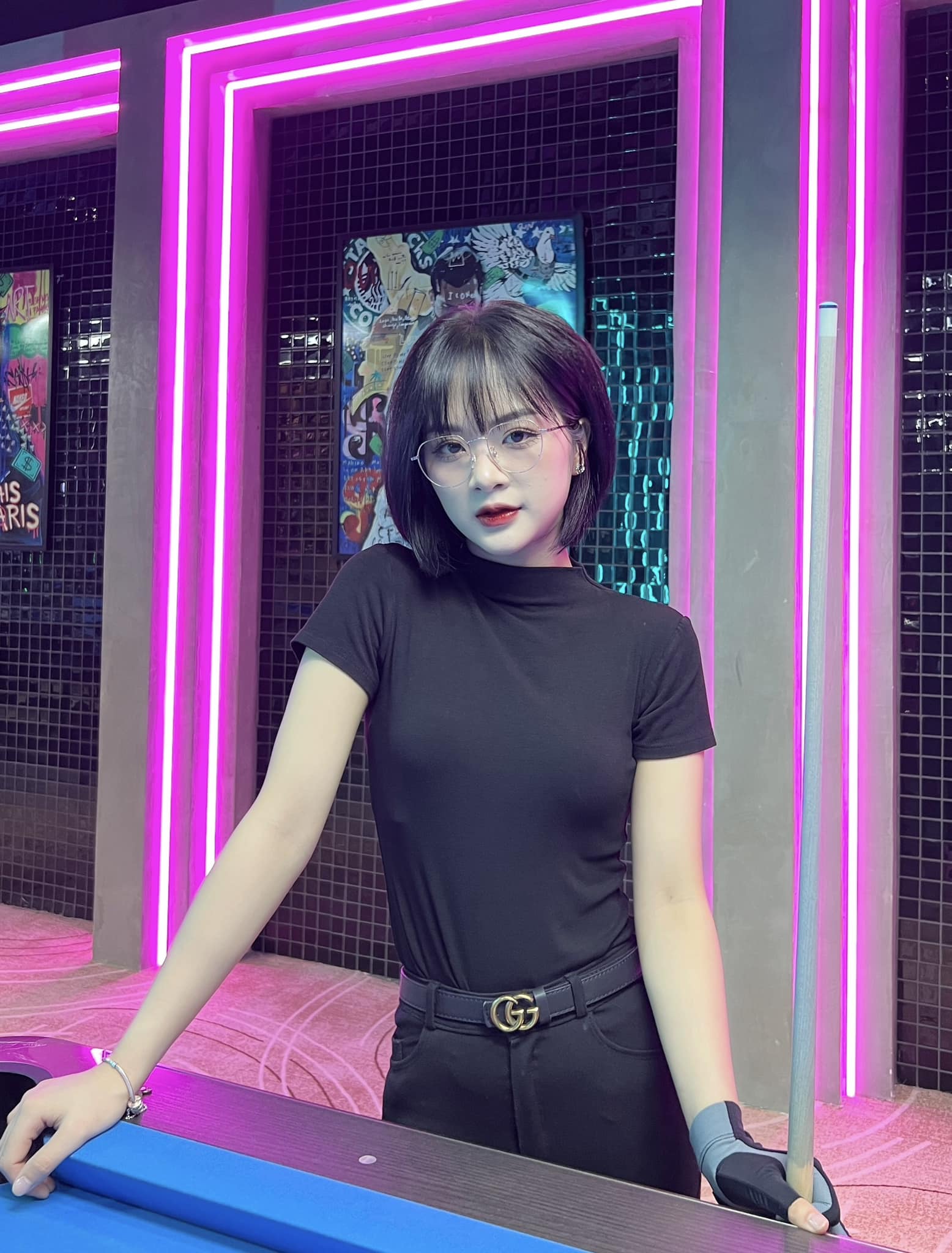 Gấm Kami's playful and pure image with sharp billiards skills