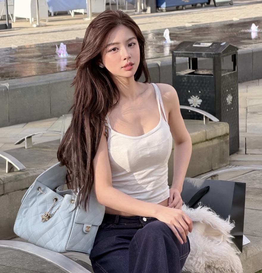 Hằng Phan stylishly posing with MU scarf