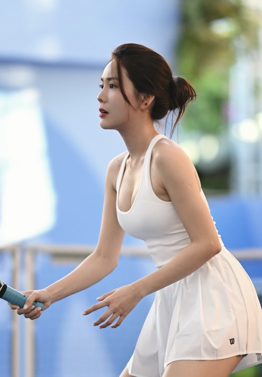 Hot Pickleball Star Stuns in Stunning Equestrian Photoshoot 1 Võ Châu Ngọc training on the court.